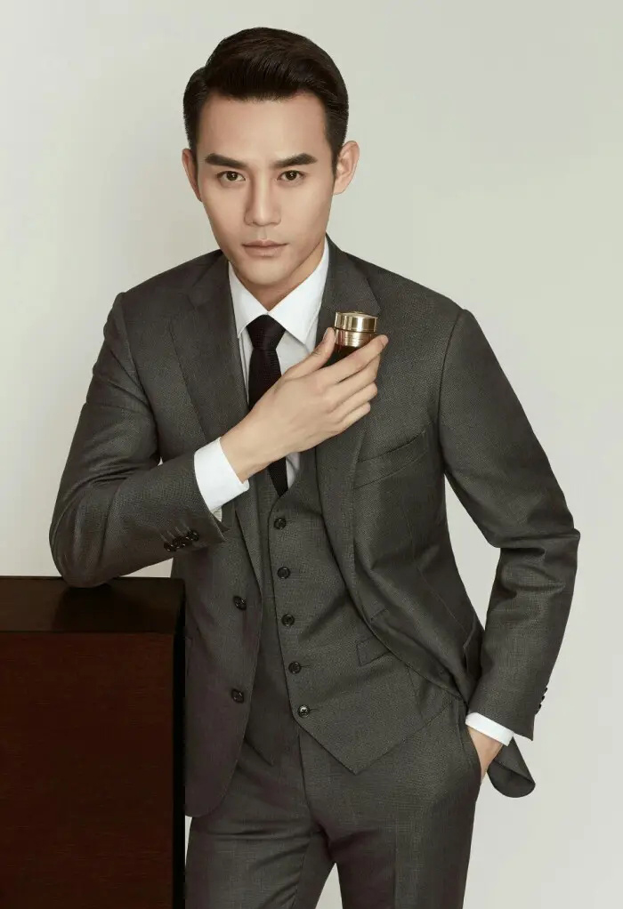 63岁杨丽萍视频秀舞指甲折断成热闻，明星天价身体部位知多少