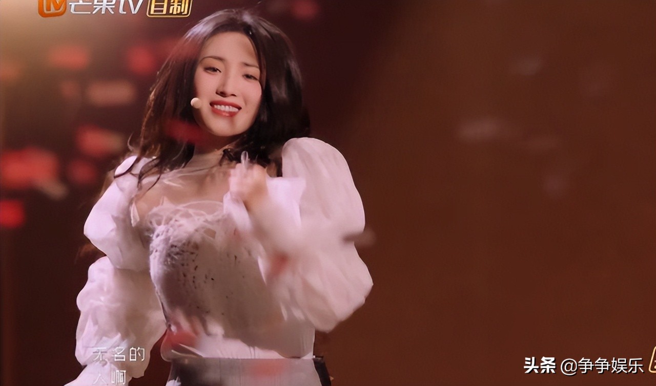 《乘风破浪》郑秀妍高音炸裂，王紫璇含泪微笑，舞台表现力满分