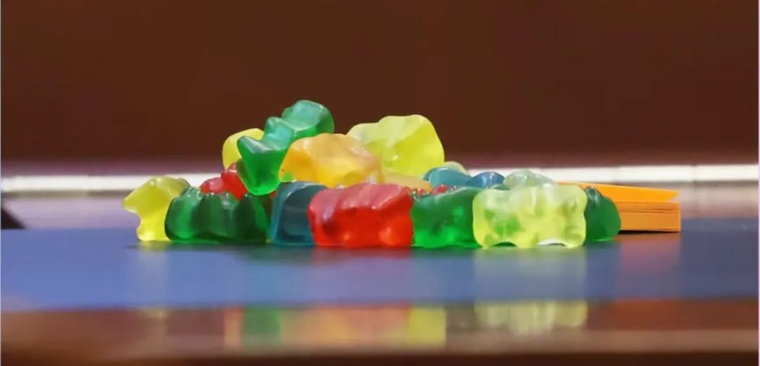 顶流巨星遭封杀？因家暴跌下神坛，还被质疑不会演戏，全靠服化道