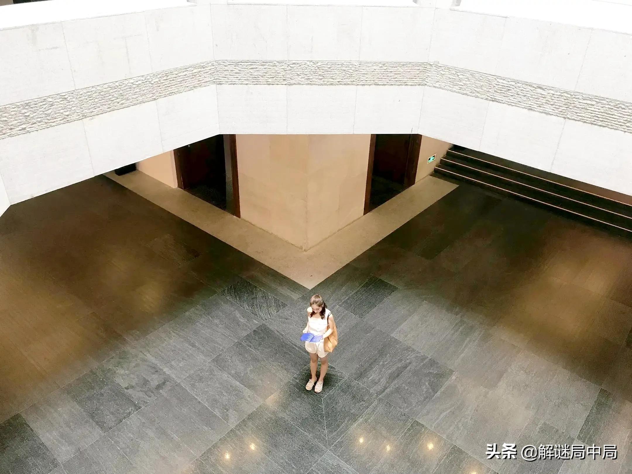 贵州女主持人晒出画展照片，白色裙装和画成对比，太知性和惊艳了