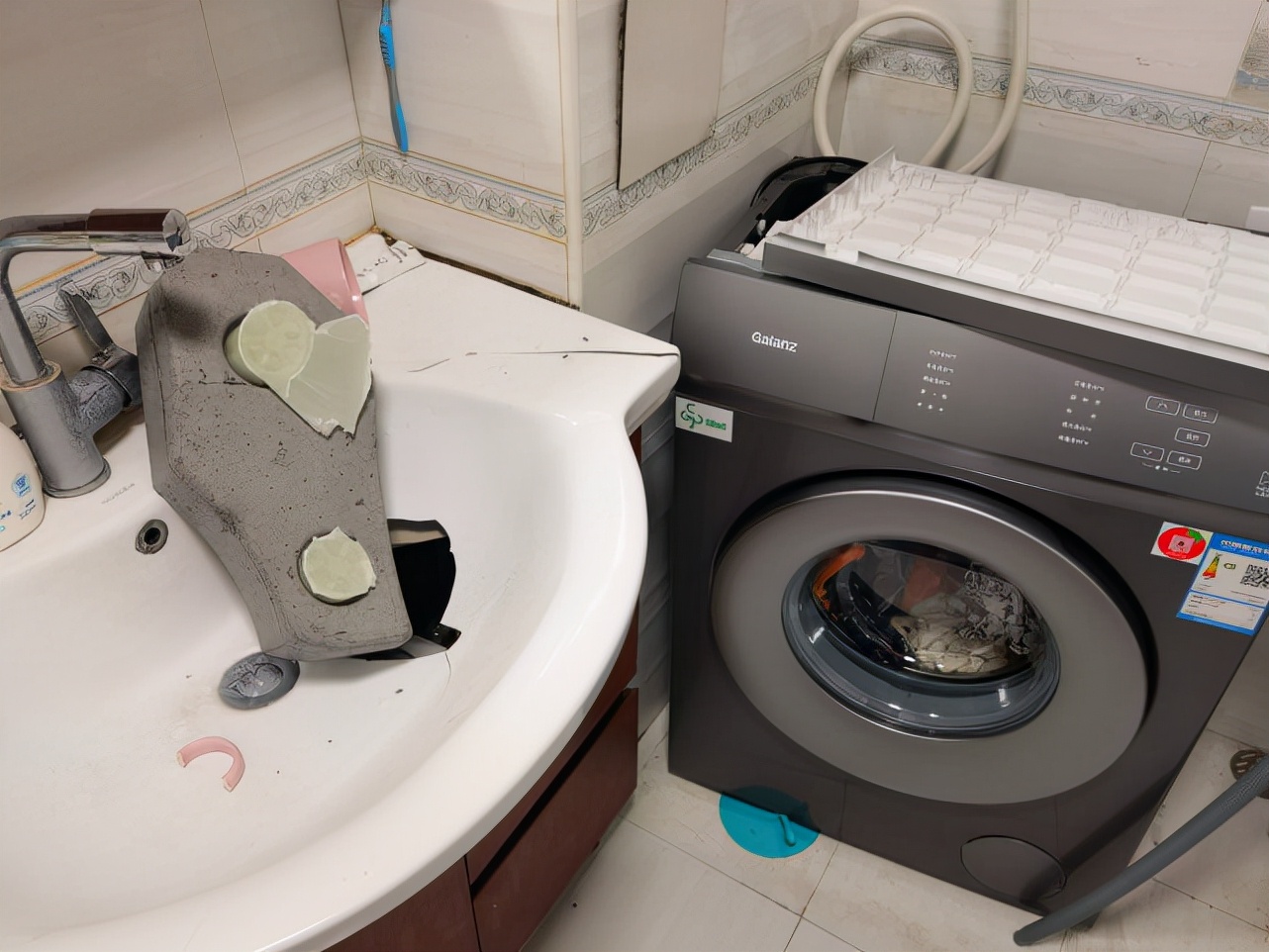 新洗衣机“爆炸”，配重石飞出砸漏洗手池，商家否认质量问题