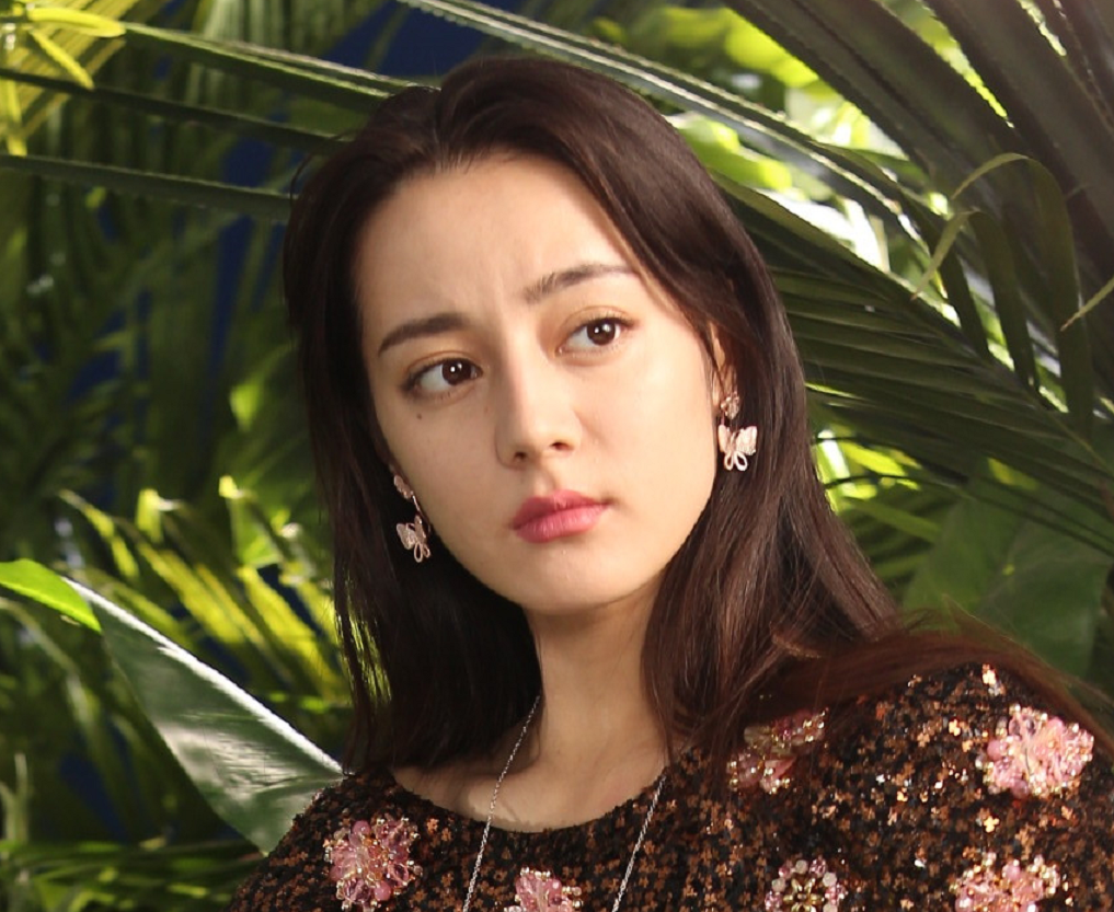 又一组热巴未修图曝光!方形脸痘痘肌,内娱颜值天花板滤镜粉碎