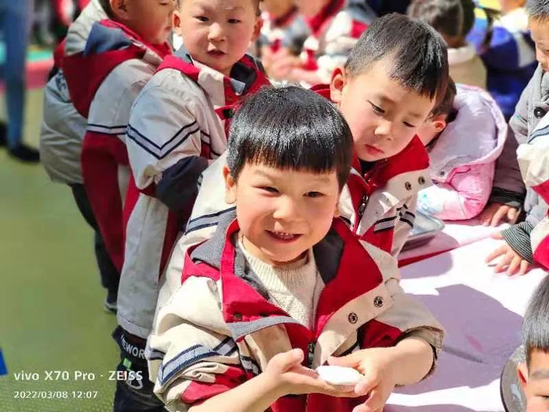 师幼携手做汤圆，送祝福——记麻塘山乡幼儿园三八妇女节活动