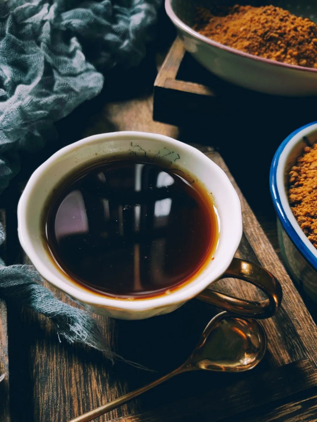 【原料】生姜2~3片,乌梅1~2个,红糖适量(一人份).