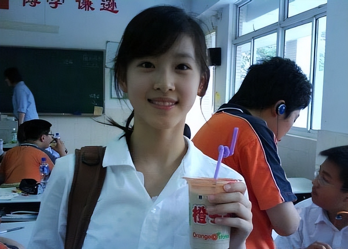 7岁女孩铁嘉欣,因治愈笑容爆红网络,父母为她拒绝100万签约薪酬