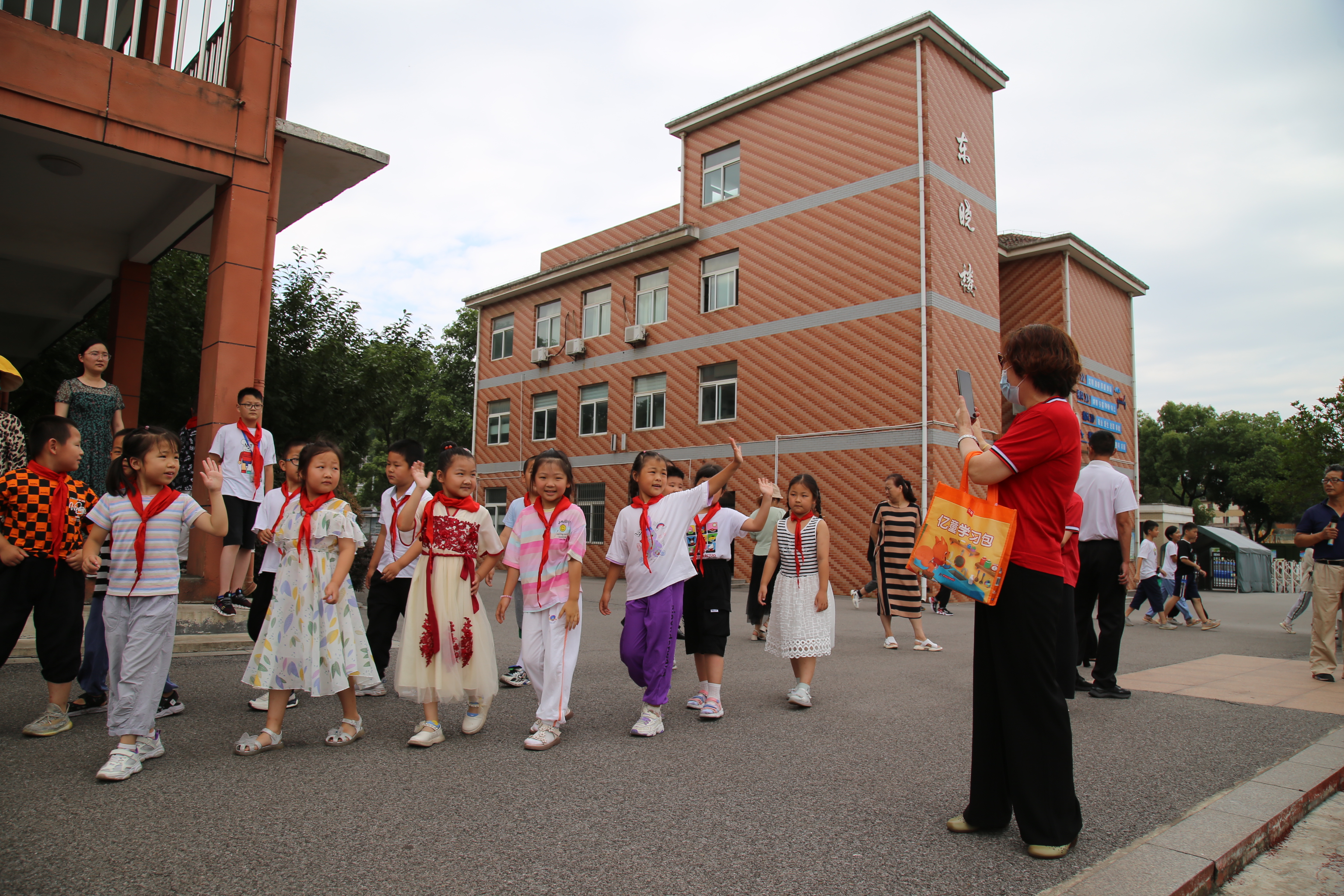 幼儿园孩子进东方红小学 体验小学生活