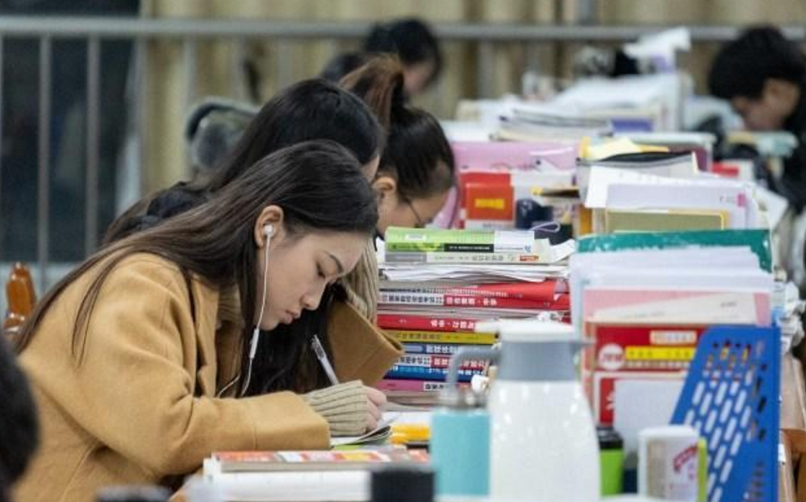 “大学生毕业后先在家啃老3年”，复旦教授奇葩言论，引大众不满