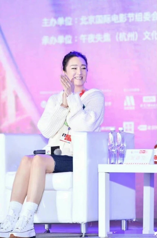 巩俐真有56岁？穿卫衣配短裤简直比20岁还像20岁，美得像换了个人