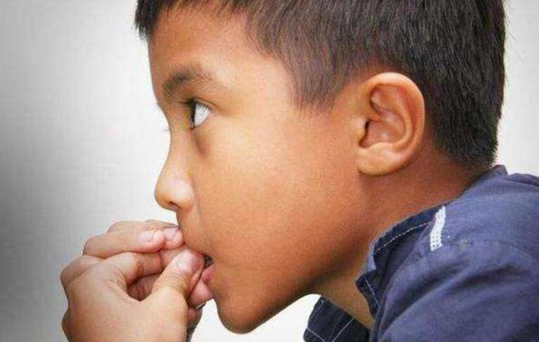 婴儿啃手指是什么原因(孩子爱咬指甲)-幼儿百科-魔术铺