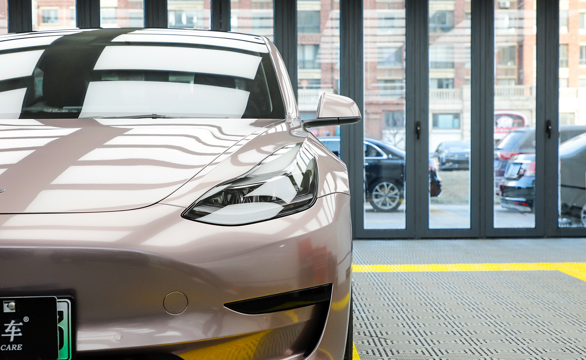 车身改色｜特斯拉Model3，总逃不过一款冰莓粉