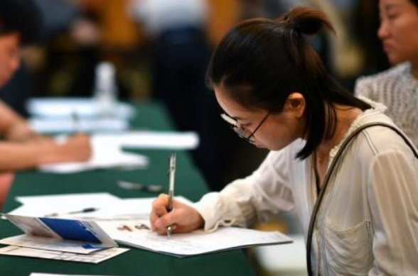 公务员未来可能转变为合同制，薪资会下调吗？22年考生需注意