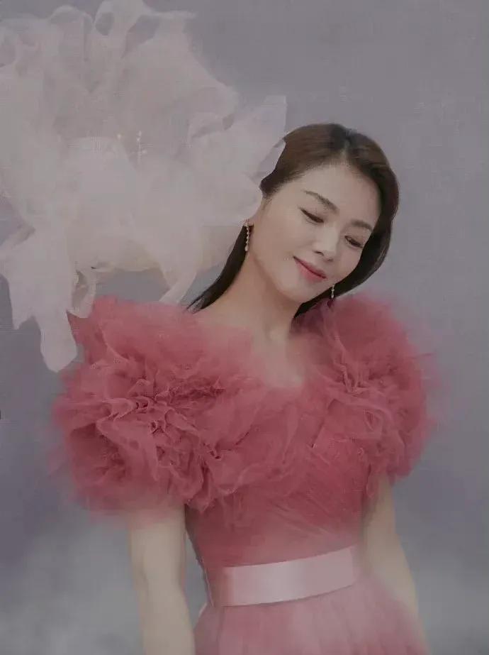 刘涛的少女心，粉色纱质长裙，优雅美丽，摇曳多姿