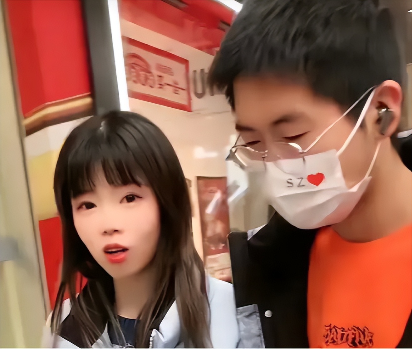 姐姐酒后因太感性而落泪，孙卓暖心拥抱姐姐，手部细节让人感动