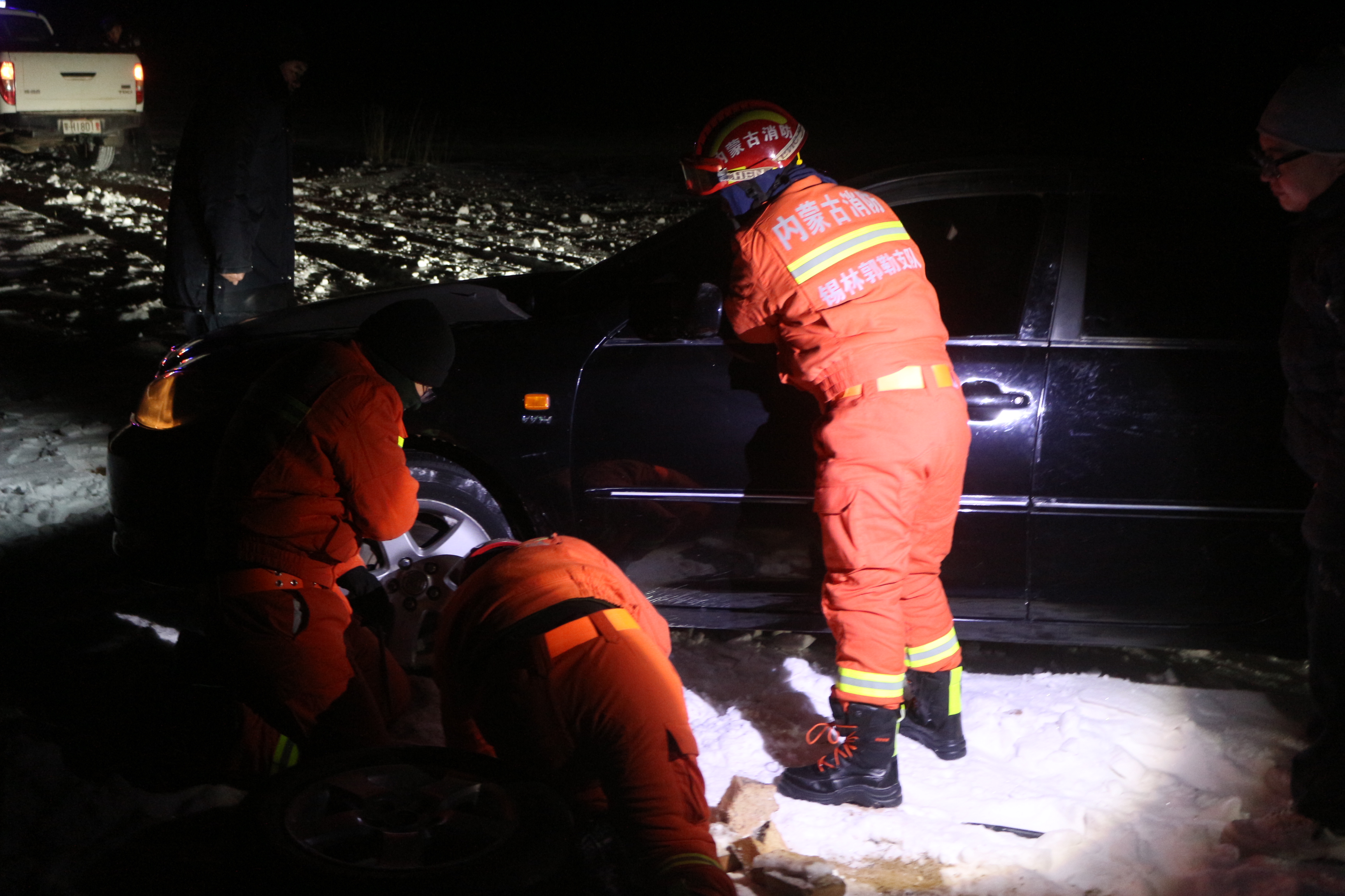 夜间轿车被困道路积雪中 消防紧急救援