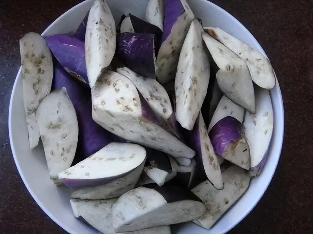 爱吃茄子的人要当心，如果“茄碱”摄入过量，还可能影响生命质量