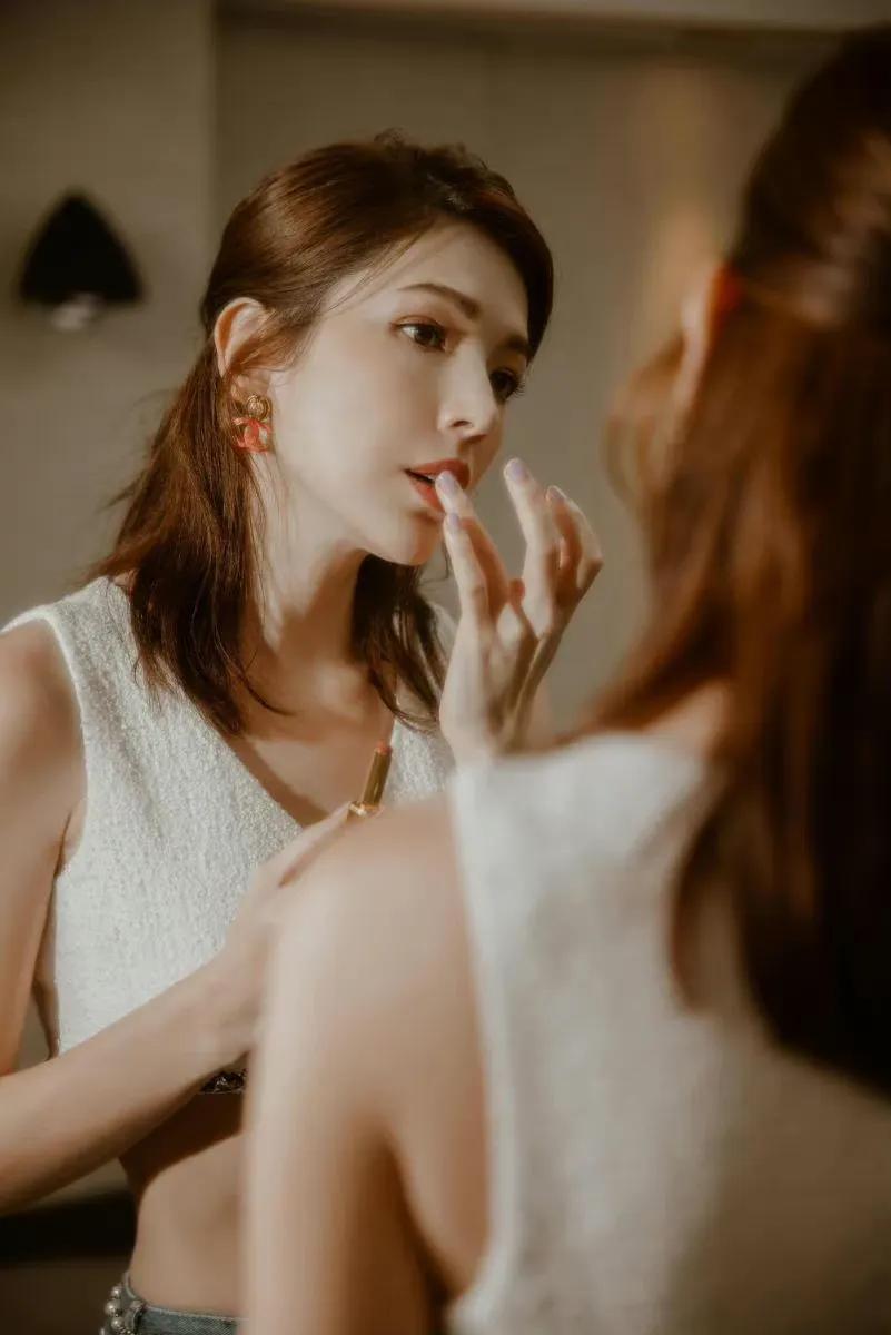 美仙许玮甯，肤色通透，绝美鼻梁，一双有魅力的眼睛，知性优雅