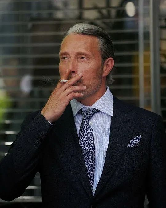 今日份舔屏！麦子叔出席米兰时装周街拍，气场绝了