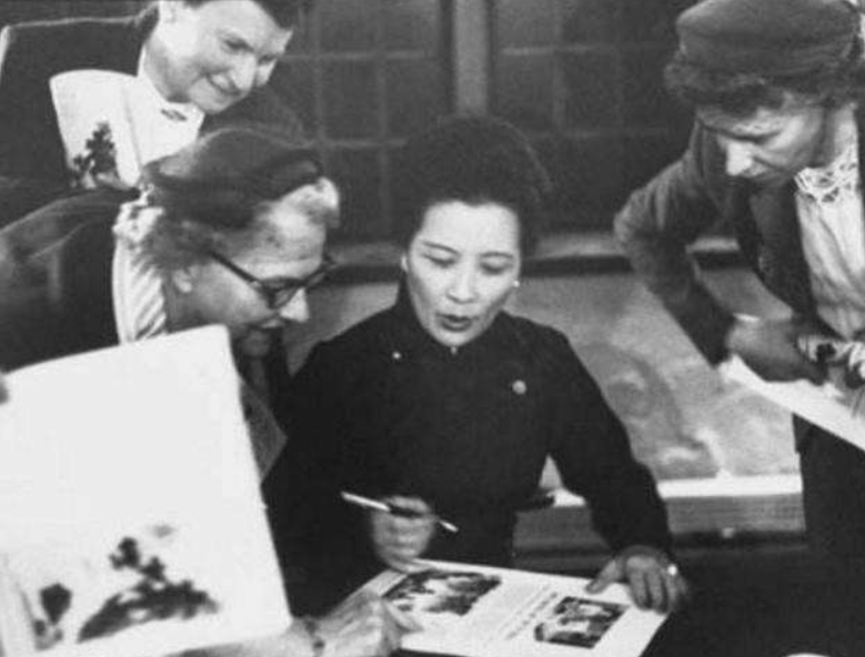 活了106岁的宋美龄：从小体弱，因癌症动过3次手术，有何高寿秘诀