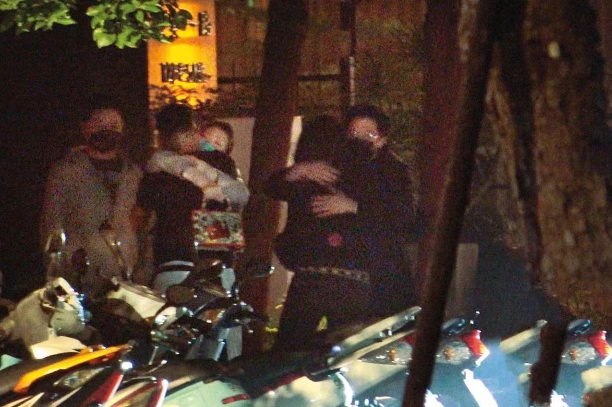 邱泽许玮甯闪婚后首度甜蜜同框，与好友拥抱告别后同返爱巢