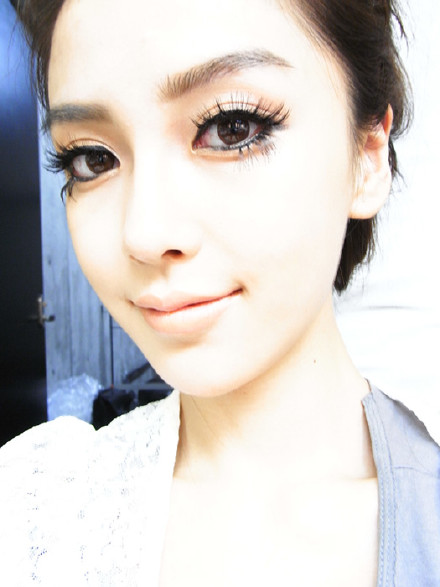 从香港小嫩模,到踢开黄晓明,Angelababy背后的大佬始终深藏不露