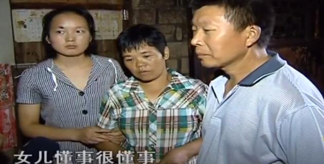 2017年，养女高考金榜题名后瞒着养父，和丢弃她的有钱爸爸相认