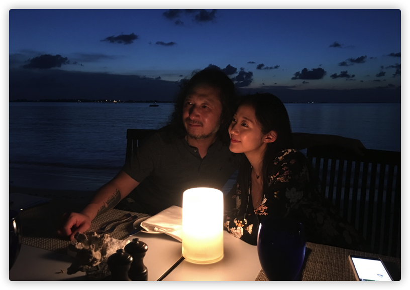 千惠和三宝(三宝与小25岁娇妻同框,逗二胎女儿姿势熟练显温馨,两人疑