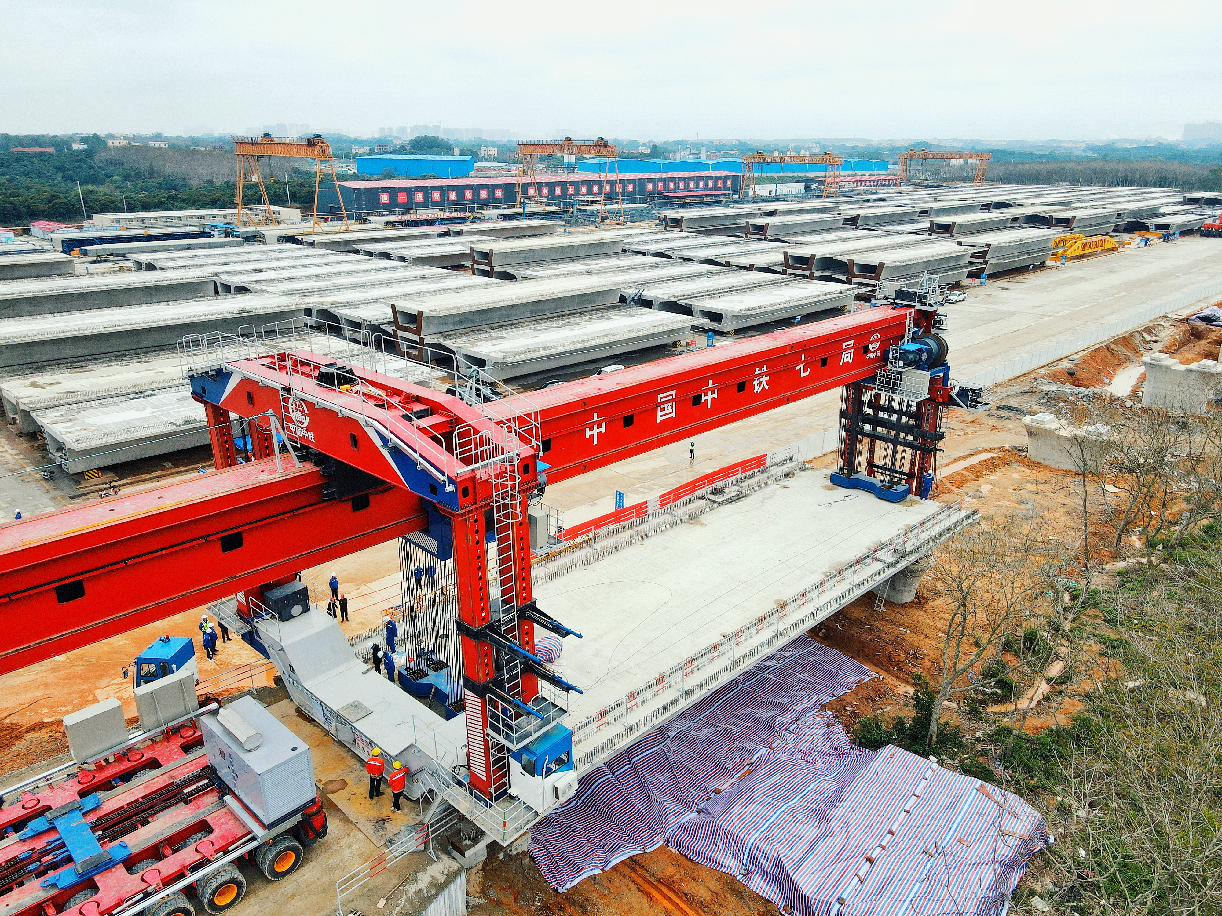 据介绍,春节期间,茂名制梁场作业人员不停工,助力广湛高铁施工进度