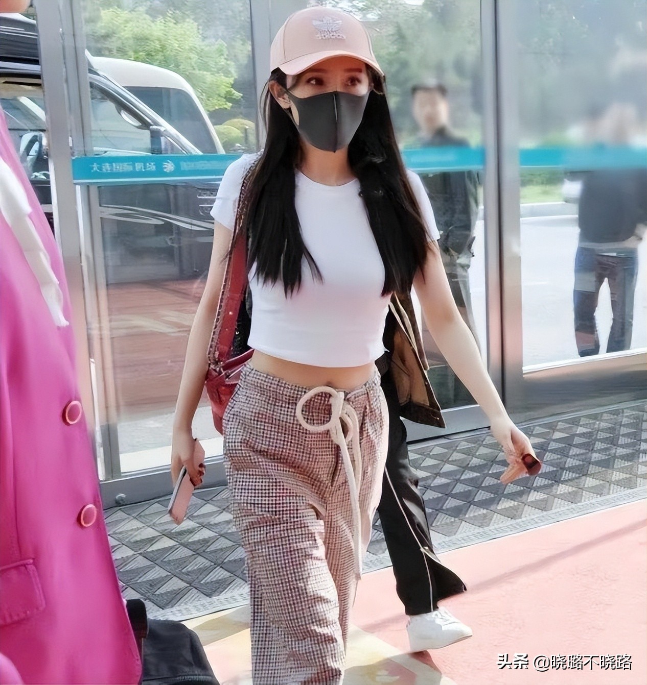 杨幂又带火了一种穿法叫：“T恤＋方块裤”，时髦显瘦还不易撞衫