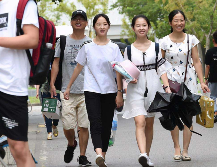 大学生一个月该有多少生活费？1500元算不算低标准，学生们如何说