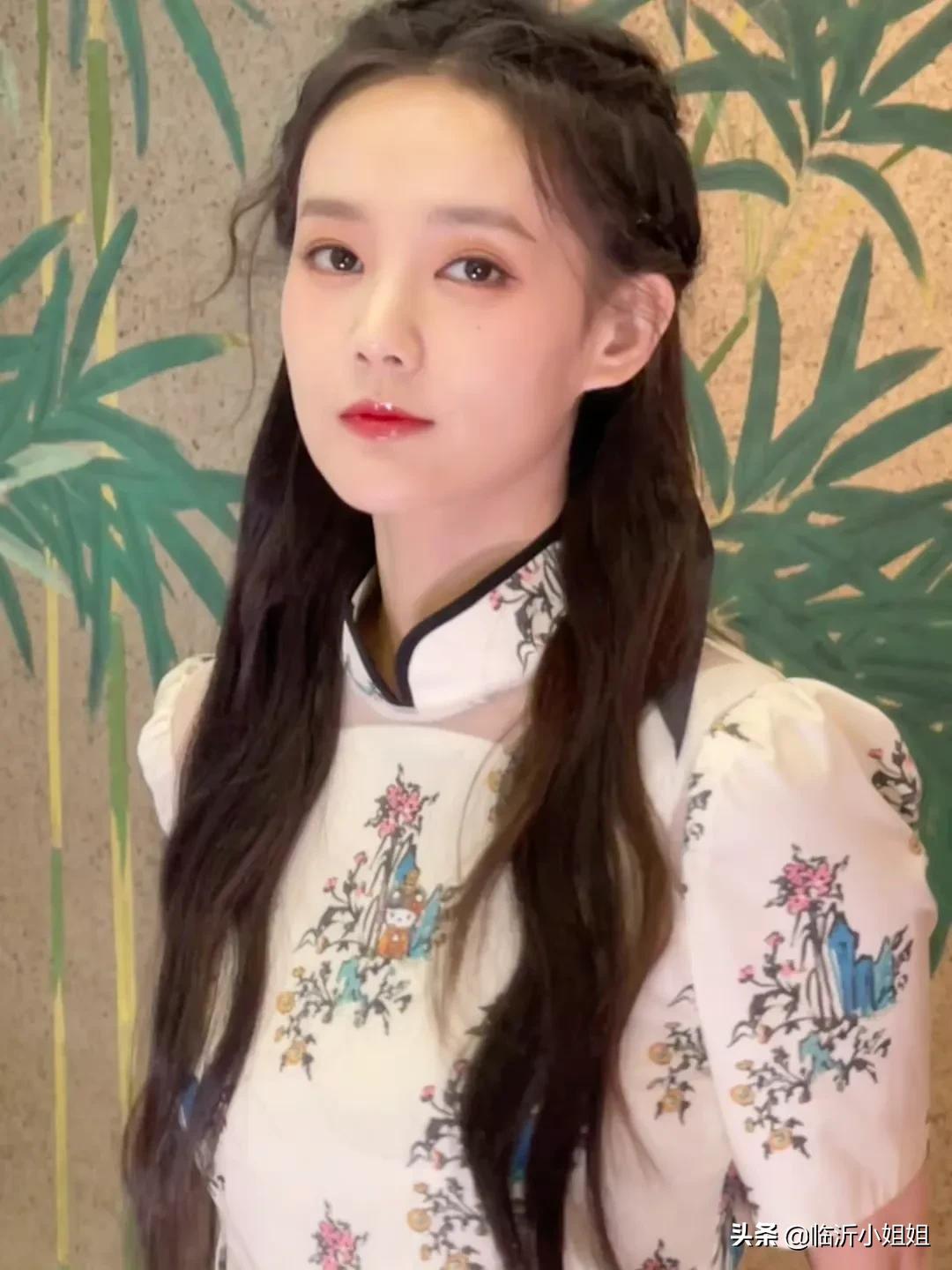 李一桐，出水芙蓉般的美貌少女，柔情似水的气息，美爆啦