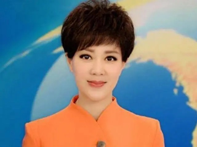 48岁央视主持李文静，戴假发10多年，与老公一直坚持成为丁克一族