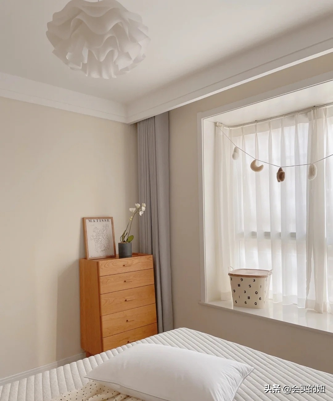 卧室的吊顶建议以简洁为宜,不要做复杂的造型,否则完全是浪费钱.