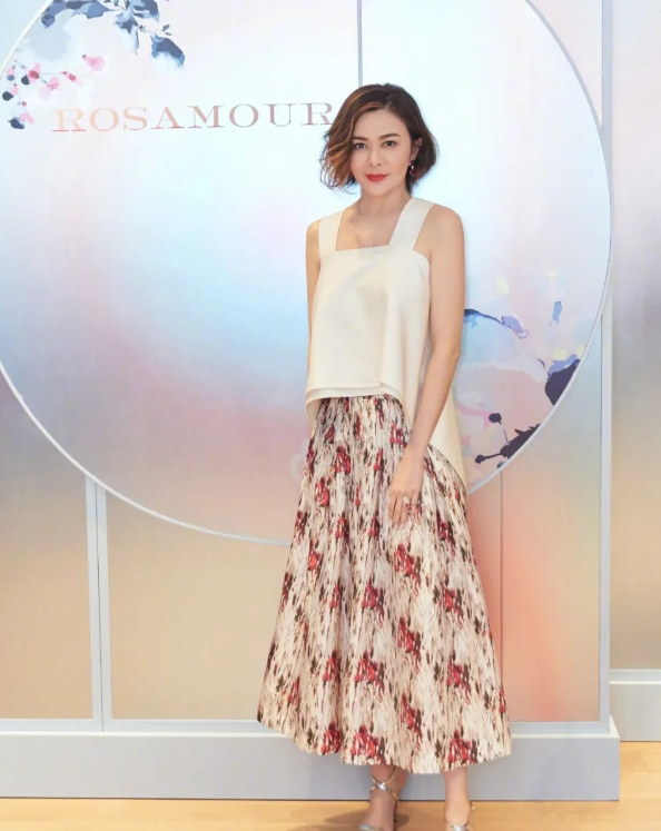 港片5大绝色美女近况悬殊，有人打碟，有人写书，有人成亿万富婆