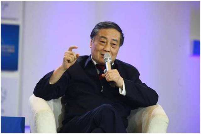 每年赚上亿利息，却穿廉价衣服舍不得坐飞机，首富请他吃饭都不去