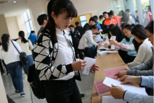 “大学生生活费”引发关注，调查数据显示真相，让家长看到标准