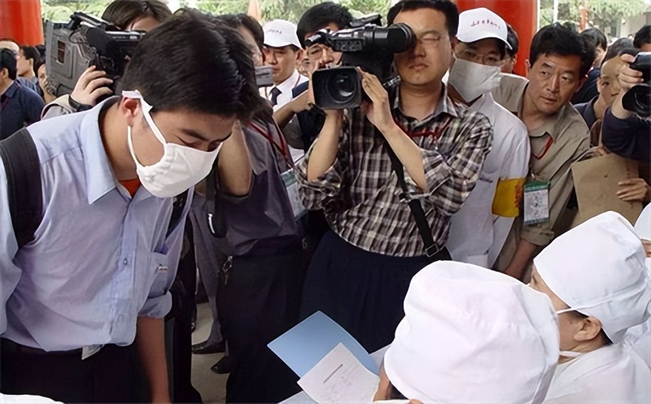 2003年，一少年偷走高考试卷，记熟答案去考试，改写一届考生命运