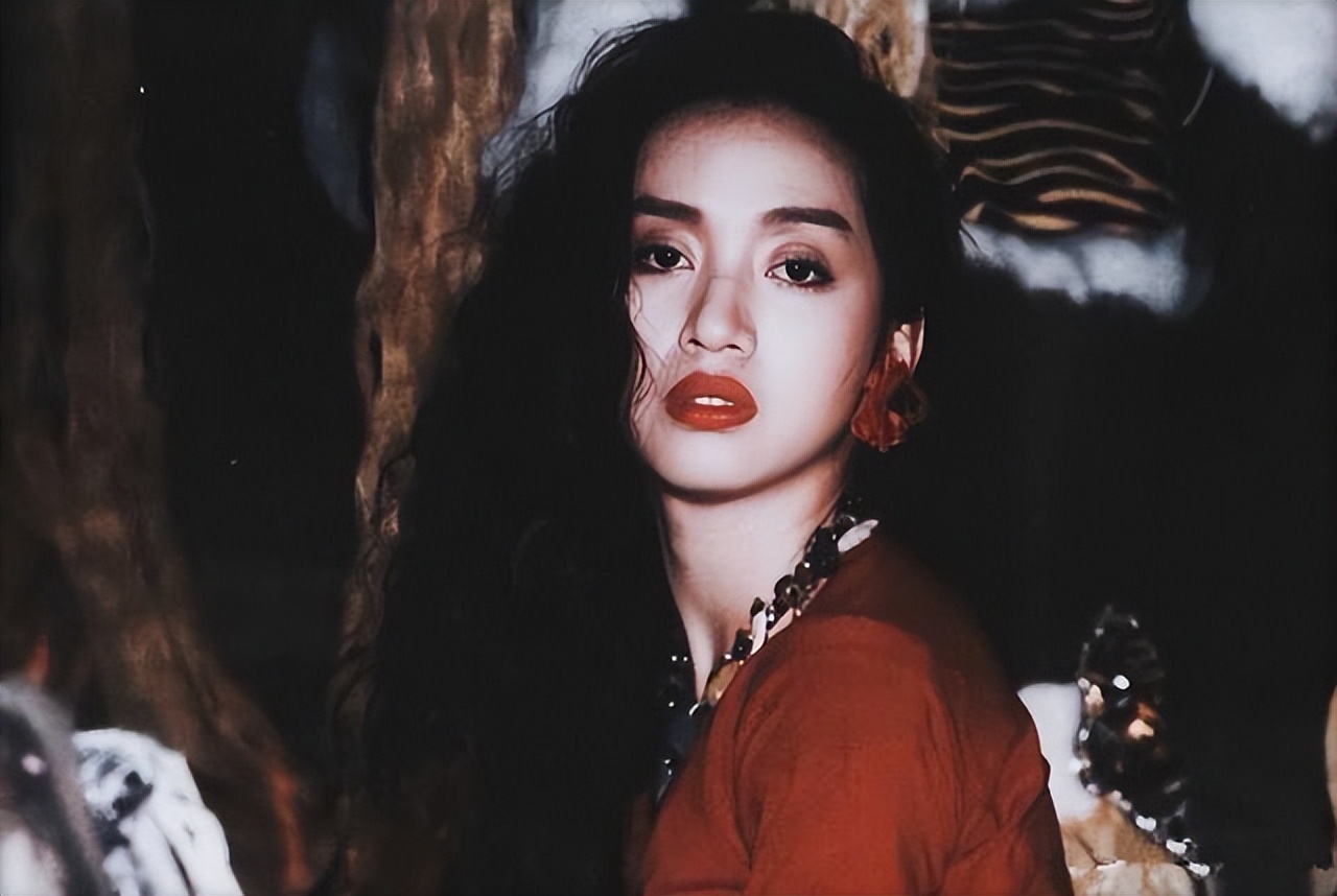 山寨梅艳芳张丽：整容10余次，捞金年入上百万，刘德华见她落泪