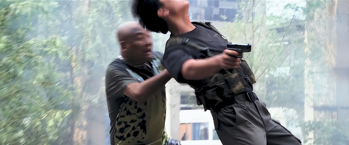 吴京硬汉枪战动作片《战狼》武器解析盘点