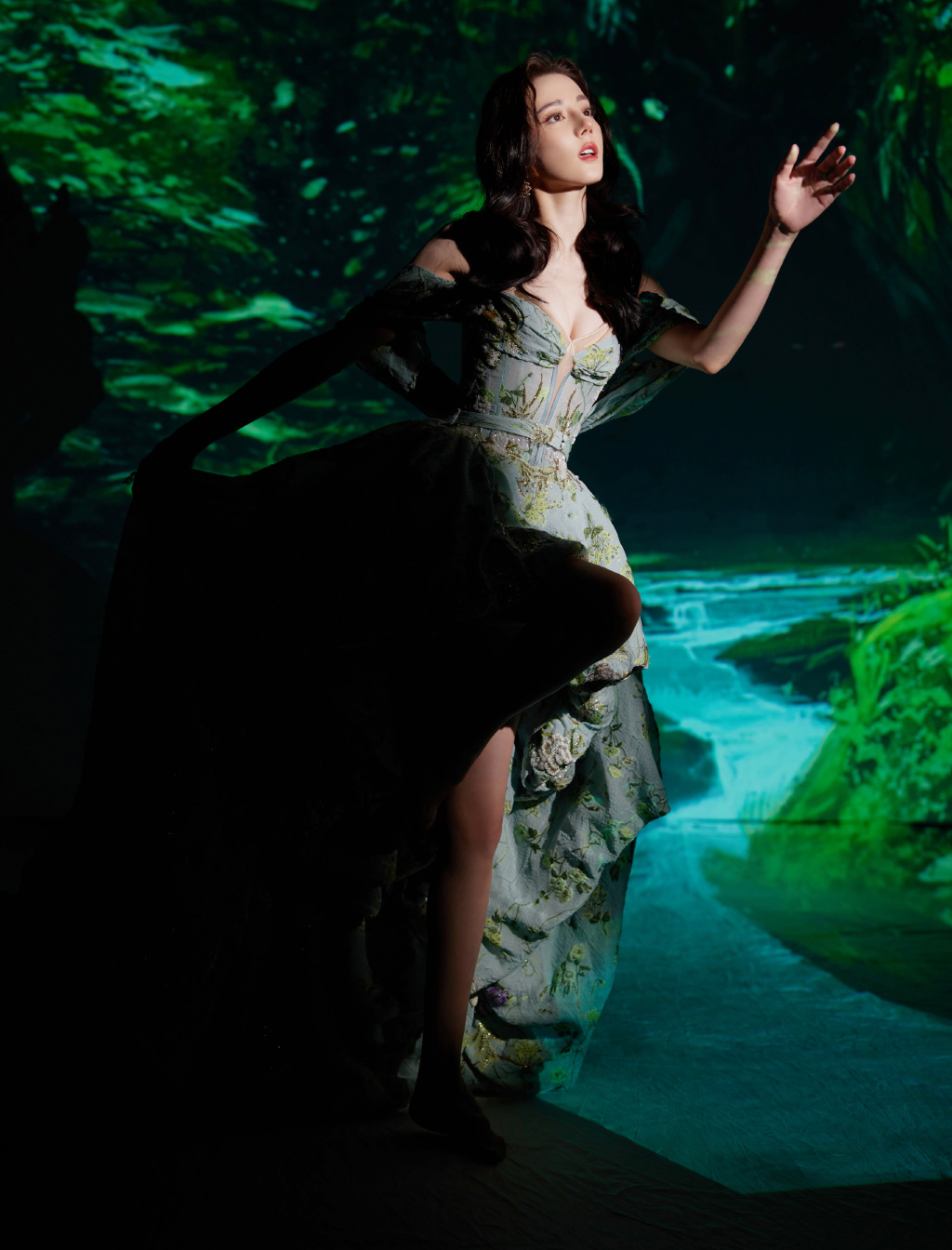 热巴新造型秀性感,工作室着急出图翻车,皮肤粗糙嘴巴起皮都没修