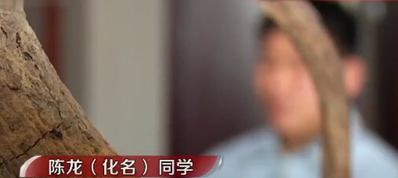 16年大学生误入歧途，被逼上绝路从8楼跳下，一段短信让父亲崩溃