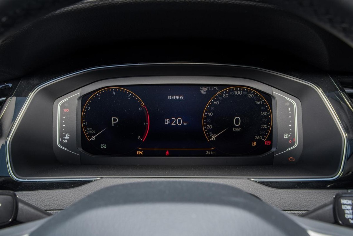 轴距2871mm，外观沉稳大气，内饰精致有内涵，试驾大众迈腾