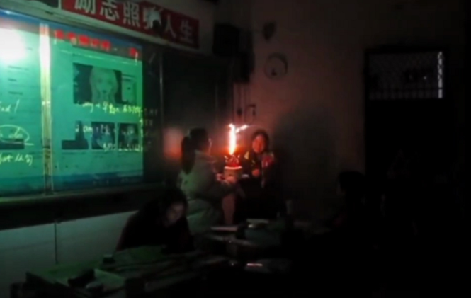 高三生晚自习假装吵架，只为给老师准备生日惊喜，评论区却跑偏了