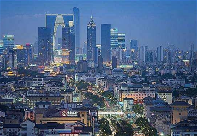 苏州一拆迁户，矮楼被别墅群包围，1000万也不拆，回家还得渡河