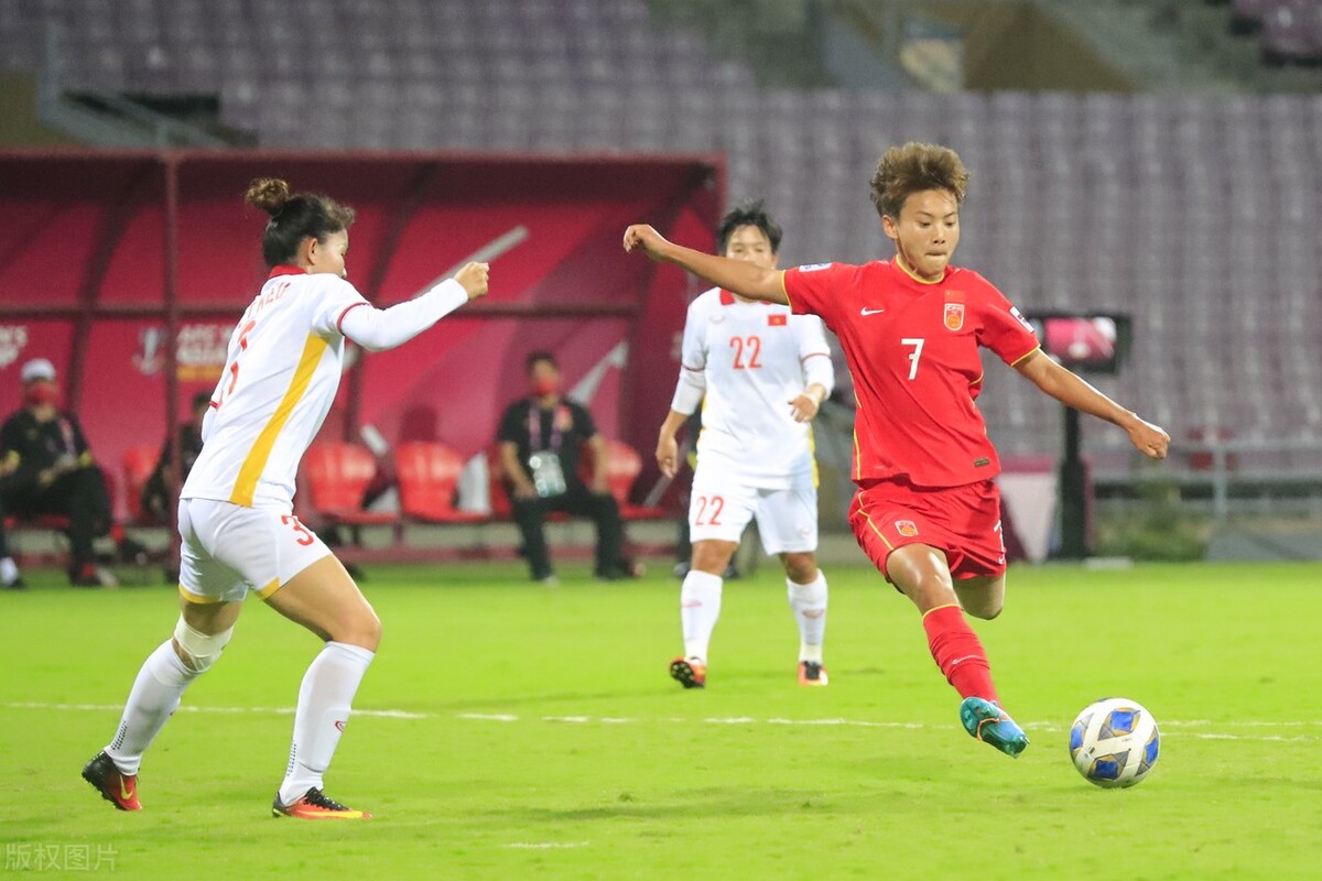 中国女足3-1越南(3-1，控球超7成造14射！中国女足逆转越南队，提前锁定世界杯名额)