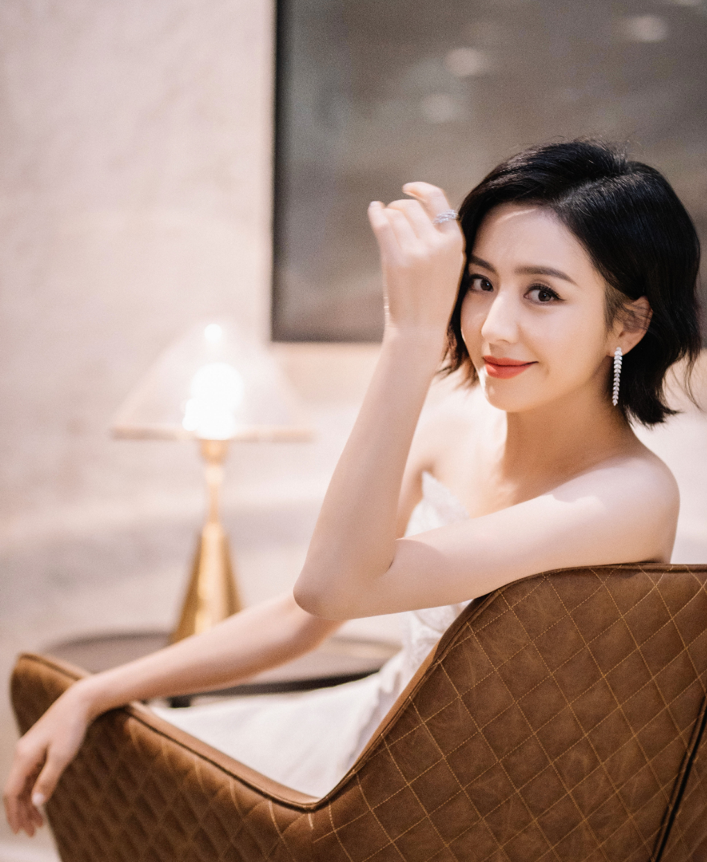 虽然说佟丽娅性格开朗,神经大条,但是骨子里她还是一个非常传统的女孩