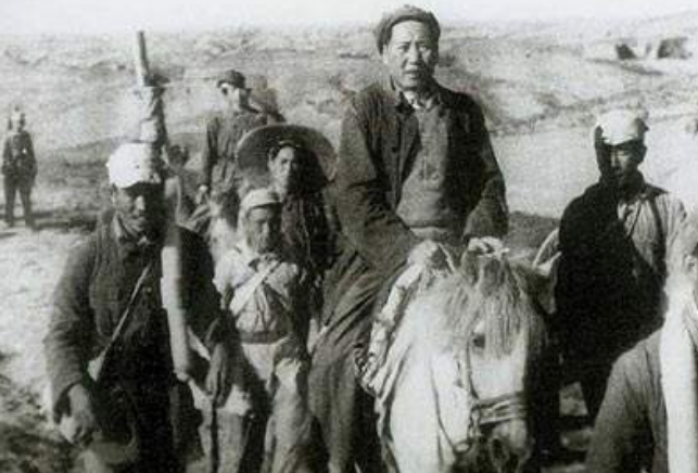 76年毛主席临终前要来纸笔，给华国锋留下一句话：你办事，我放心