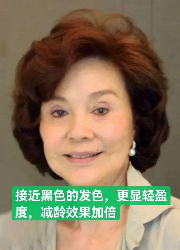 78岁归亚蕾依旧很美，“海浪卷短发+花素搭配”，从容老去很优雅