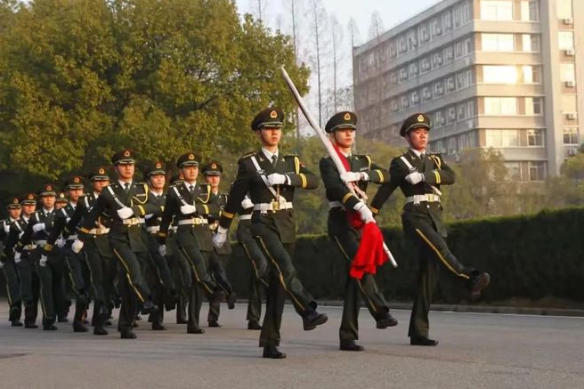 直招军官来了，不过大部分大学生是不够格的，被直接拦在门外
