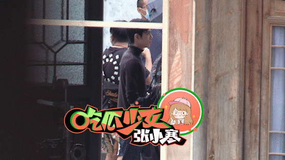 肖战大夏天穿高领衫拍戏 哥哥辛苦