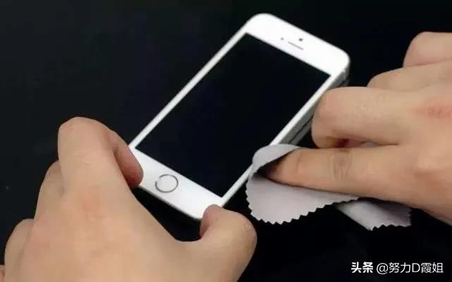 手機屏幕臟了千萬不要用水擦，教你2招讓你的手機恢復(fù)如新
